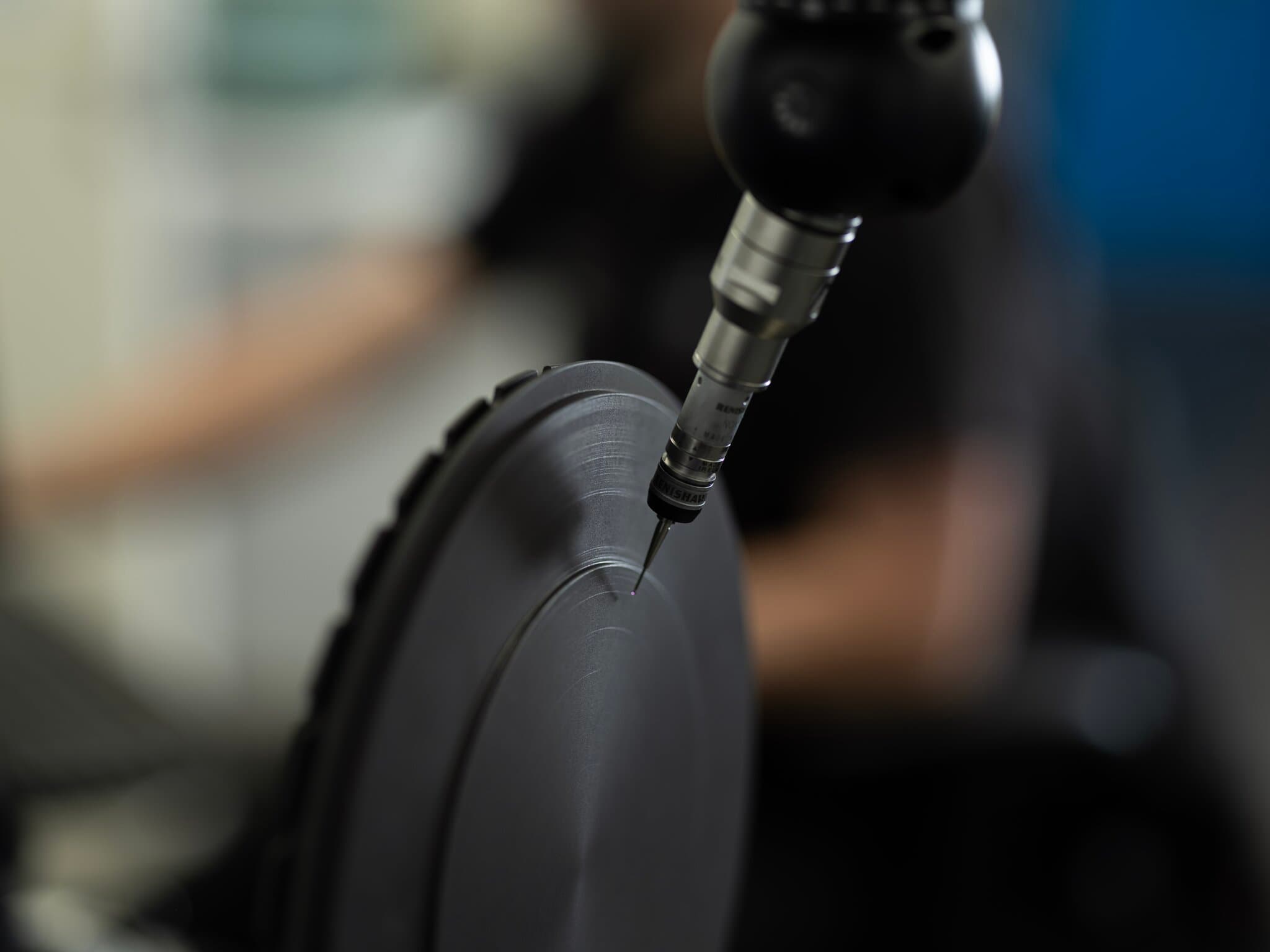 Measurement probe inspecting the surface of a graphite component