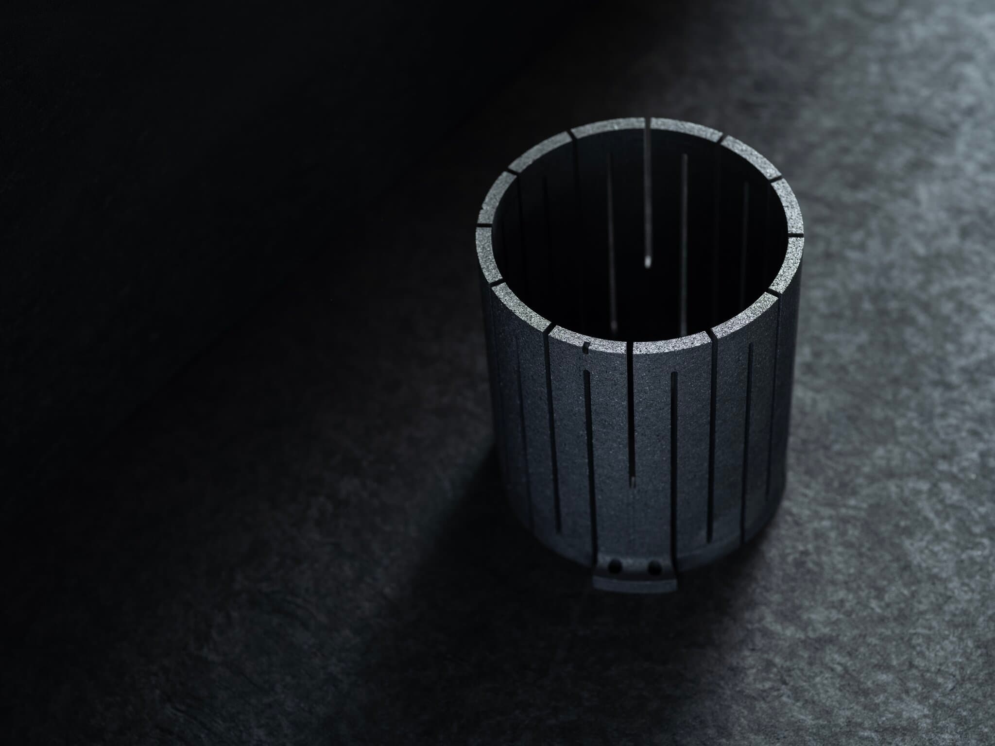 Detaljbild på cylinderformad grafitdetalj