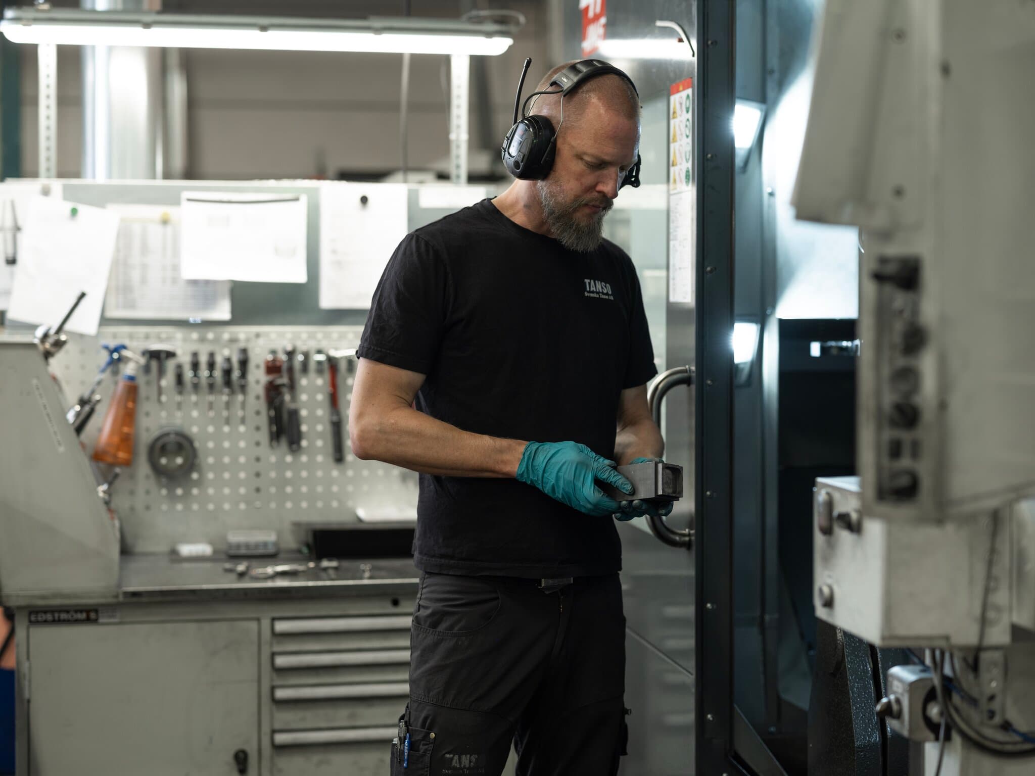 Anställd som jobbar inom produktionen på Svenska Tanso AB
